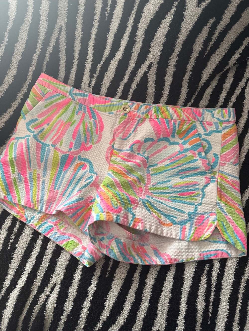 Lilly Pulitzer Size 6 Colorful shell print shorts